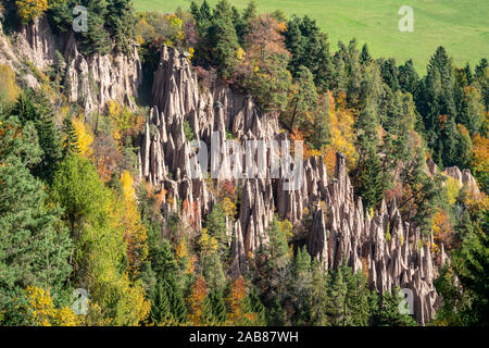 Image détaillée de la célèbre terre pyramides près de Ritten dans le Tyrol du Sud sur une journée ensoleillée d'automne feuillage multicolore avec en arrière-plan Banque D'Images