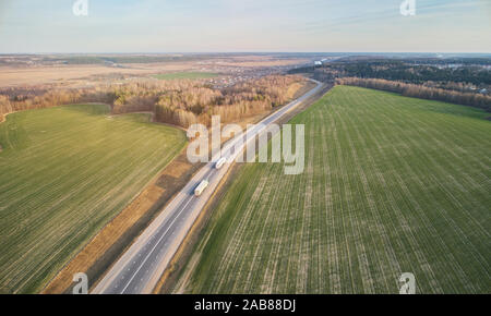 La logistique du fret aérien international thème. Transporter les charges de camion sur drone aérien Banque D'Images