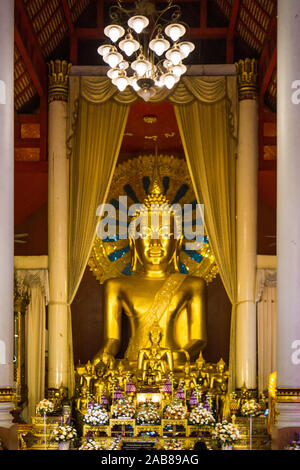 Belle or boudha à l'intérieur de temple en Thaïlande Banque D'Images