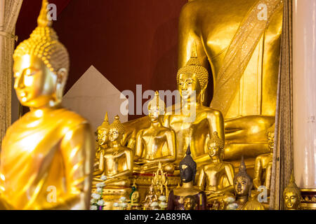 Belle or boudha à l'intérieur de temple en Thaïlande Banque D'Images