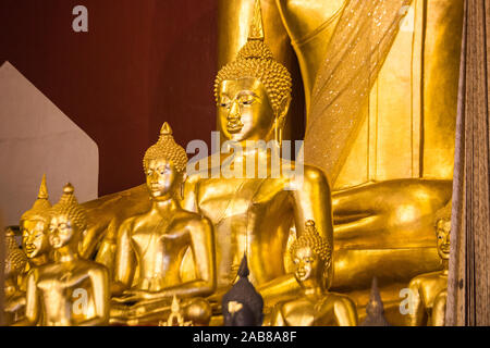 Belle or boudha à l'intérieur de temple en Thaïlande Banque D'Images