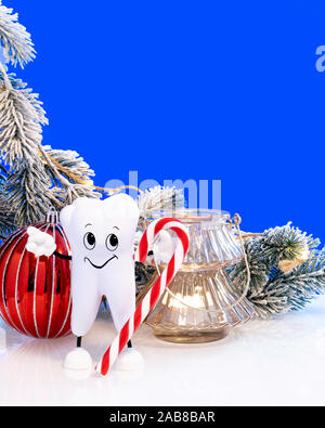 Dentiste heureux Joyeux Noël et Nouvel An la composition avec dent saine Holding Candy Cane. Carte cadeau dentaire Banner Web Template avec copie espace aga Banque D'Images