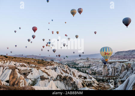 Matin montgolfières sur la Cappadoce valley Banque D'Images