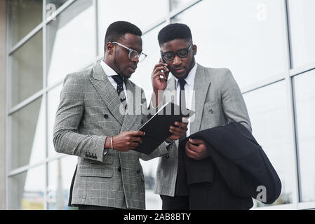 Image de deux jeunes hommes d'interaction at meeting in office Banque D'Images