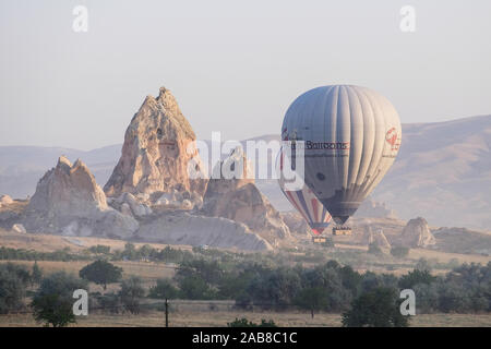 Vue agrandie de montgolfières landing en Cappadoce Banque D'Images