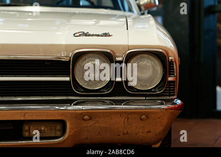 1969 Chevrolet Chevelle blanc Modèle phares et calandre close up. Chevelle modèle représente l'entrée de Chevy Muscle car la bataille. Banque D'Images
