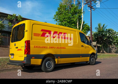 Un camion de livraison DHL en Australie. Banque D'Images