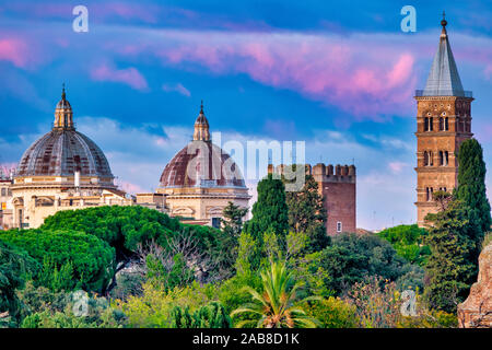 Vue sur les sites de l'Esquilin, Rome, Italie. Les dômes et clocher de la Basilique de Santa Maria Maggiore et la Torre dei Capocci Banque D'Images