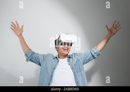 Homme portant des lunettes de réalité virtuelle. Studio shot, fond blanc, isolé Banque D'Images