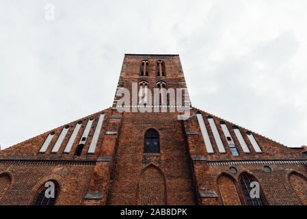 Low angle view de la façade de l'église de Saint Nicolas à Wismar. Allemagne Banque D'Images