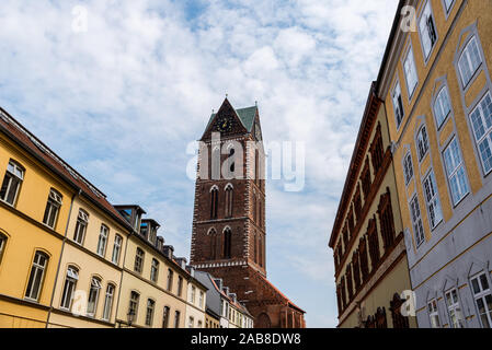 Tour de l'église St Mary dans centre historique de Wismar, Allemagne. Banque D'Images