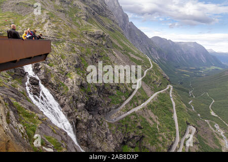 Trollstigen, Norvège - 17 août, 2019. À la plate-forme de vue route Trollstigen, un célèbre col de montagne avec forte pente et virages en épingle. Banque D'Images