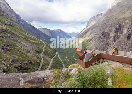 Trollstigen, Norvège - 17 août, 2019. À la plate-forme de vue route Trollstigen, un célèbre col de montagne avec forte pente et virages en épingle. Banque D'Images