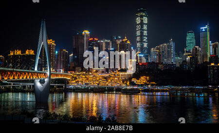 Chongqing, Chine, le 7 août 2019 : Chongqing ville paysage avec pont bâtiments et de Hongya Cave voir éclairée la nuit à Chongqing, Chine Banque D'Images
