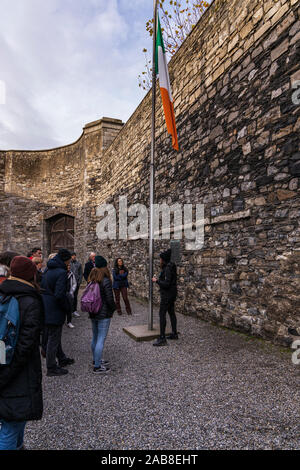 Les visiteurs dans la cour à Kilmainham prison où les prisonniers ont été exécutés après l'insurrection de 1916, Dublin, Irlande Banque D'Images