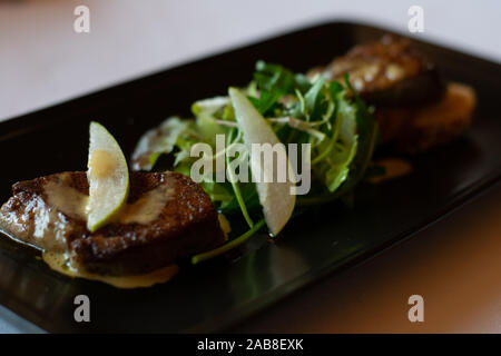 Foie gras poêlé aux pommes foie gras salade salade sur le côté Banque D'Images