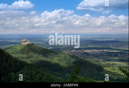 Le Château de Hohenzollern avec la ville Hechingen, Allemagne Banque D'Images