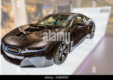 L'aéroport de Dubaï, l'Australie - le 12 juin 2014 : Vue de dessus d'une voiture hybride BMW i8 sur l'exposition à l'aéroport de Dubaï. Rédaction d'illustration. Banque D'Images