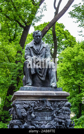 Avis sur Ivan Krylov statue en jardin d'été à Saint-Pétersbourg Banque D'Images