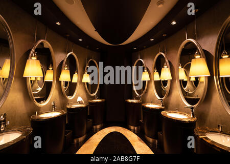 Une décoration moderne, toilette publique avec des miroirs dans un restaurant de luxe ou un hôtel. Banque D'Images