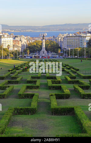 Le Parc Eduardo VII, le Parque Eduardo VII vers la Place Marquês de Pombal et la lointaine Tage, Lisbonne, Portugal. Banque D'Images