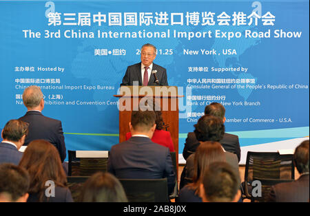 (191126) -- NEW YORK, le 26 novembre 2019 (Xinhua) -- Liu Fuxue (C, arrière), vice-directeur du bureau de CIEE, traite de la 3e International d'importation de la Chine Expo Road Show de New York, aux États-Unis, le 25 novembre, 2019. Plusieurs entreprises américaines ont exprimé leur intérêt à participer à l'Expo International d'importation de la Chine (CIEE), après une promotion à l'étranger pour l'événement a eu lieu à New York le lundi. Jusqu'à présent, un total de 41 sociétés des États-Unis ont signé pour la troisième CIEE en novembre 2020, avec de nombreux participants de décider d'élargir leurs espaces d'exposition, a déclaré Liu Fuxue Banque D'Images