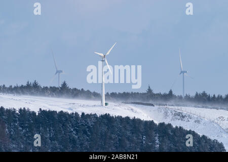 Les éoliennes produisent de l'électricité à la mi-hiver neige haut dans le Lancashire Pennines Banque D'Images