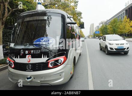 A 5G, l'auto-Conduite de minibus est vu sur la route dans la ville de Hangzhou, Zhejiang Province de Chine orientale le 26 novembre 2019. Banque D'Images