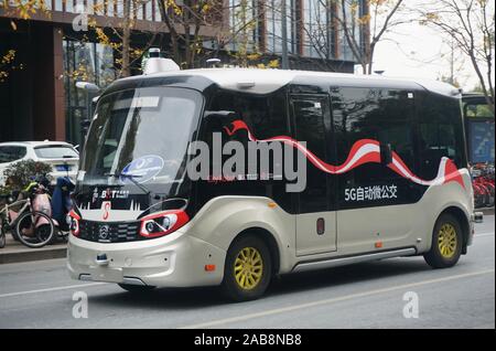 A 5G, l'auto-Conduite de minibus est vu sur la route dans la ville de Hangzhou, Zhejiang Province de Chine orientale le 26 novembre 2019. Banque D'Images