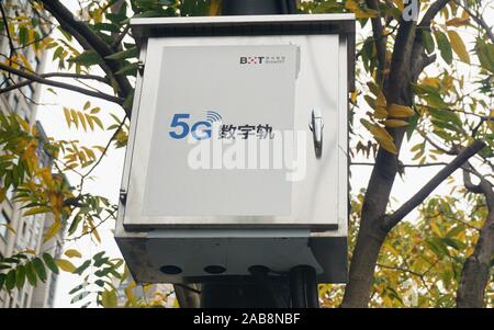 Un appareil 5G pour la 5G et l'auto-conduite minibus a vu sur la route dans la ville de Hangzhou, Zhejiang Province de Chine orientale le 26 novembre 2019. Banque D'Images