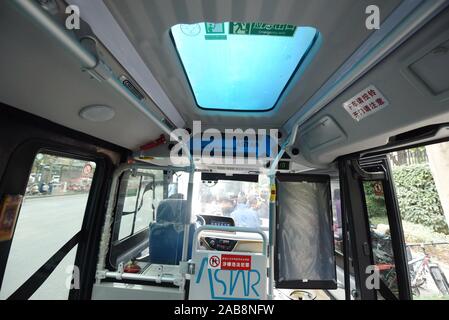 Vue intérieure d'un 5G, l'auto-Conduite de minibus sur la route dans la ville de Hangzhou, Zhejiang Province de Chine orientale le 26 novembre 2019. Banque D'Images