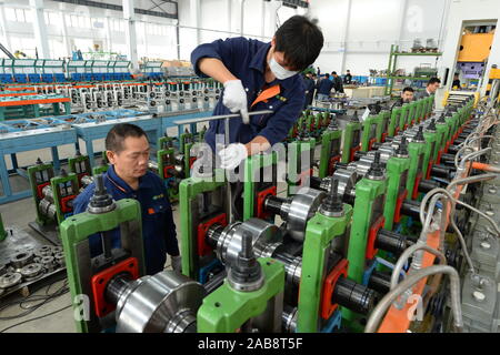 Les techniciens chinois et malaisiens vérifier une ligne d'assemblage de pièces automobiles à destination de la Malaisie à l'usine de Kunshan Juya Auto Parts R&D Co., Ltd. je Banque D'Images