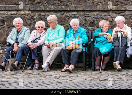 Groupe des femmes âgées, assis sur un banc sur une sortie journée, le château de Stirling, Scotland, UK Banque D'Images