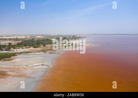 Vue aérienne du lac Rose Lac Retba ou Lac Rose au Sénégal. Photo faite par drone depuis au-dessus. Afrique du paysage naturel. Banque D'Images
