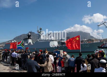 Cape Town, Afrique du Sud. 24 Nov, 2019. Les gens de la frégate bienvenue Shanghai Chinese People's Liberation Army (PLA) Marine à Cape Town, Afrique du Sud, 24 novembre 2019. La marine sud-africaine est l'hébergement de l'exercice maritime multinational avec la Russie et la Chine à Cape Town. C'est le premier exercice trilatéral entre les trois pays et devrait avoir lieu au large de la côte sud de l'Afrique du Sud au cours de la période de 25 à 30 novembre. Crédit : Chen Cheng/Xinhua/Alamy Live News Banque D'Images