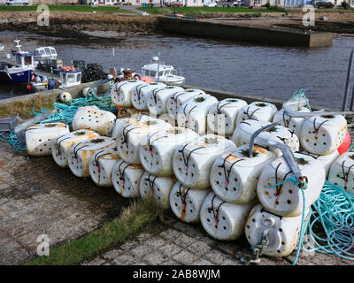 Une pile de casiers à homards en plastique blanc stockés sur le brise-lames du port de Portmahomack, Ecosse, UK 26/09/19 Banque D'Images