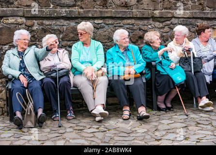 Groupe des femmes âgées, assis sur un banc sur une sortie journée, le château de Stirling, Scotland, UK Banque D'Images