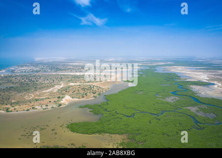 Sénégal les mangroves. Vue aérienne de la forêt de mangrove dans le Parc National du Delta du Saloum, Joal Fadiout, au Sénégal. Photo faite par drone depuis au-dessus. Na Afrique Banque D'Images