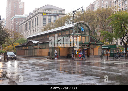 La maison moderne de contrôle de la station de métro 72nd Street, New York, États-Unis d'Amérique. Banque D'Images