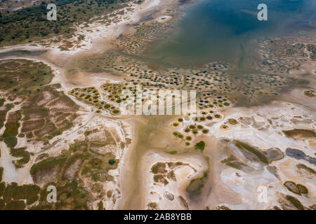 Vue aérienne de sel artificiel ferme.. Le Sénégal. L'Afrique de l'Ouest. Photo faite par drone depuis au-dessus. Banque D'Images