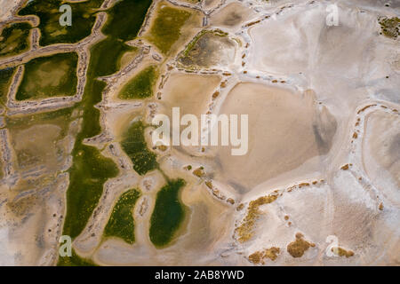 Vue aérienne de sel artificiel ferme.. Le Sénégal. L'Afrique de l'Ouest. Photo faite par drone depuis au-dessus. Banque D'Images