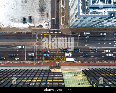 Vue aérienne d'une intersection routière dans la ville de Vilnius, Lituanie, le jour d'hiver froid Banque D'Images