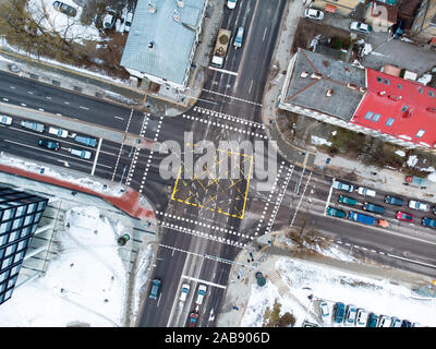 Vue aérienne d'une intersection routière dans la ville de Vilnius, Lituanie, le jour d'hiver froid Banque D'Images