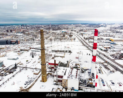 Vue aérienne de chaudière biocarburant-plante d'installations avec des cheminées à la vapeur pour les froides journée d'hiver de Klaipeda, Lituanie Banque D'Images