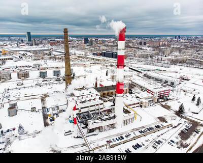 Vue aérienne de chaudière biocarburant-plante d'installations avec des cheminées à la vapeur pour les froides journée d'hiver de Klaipeda, Lituanie Banque D'Images