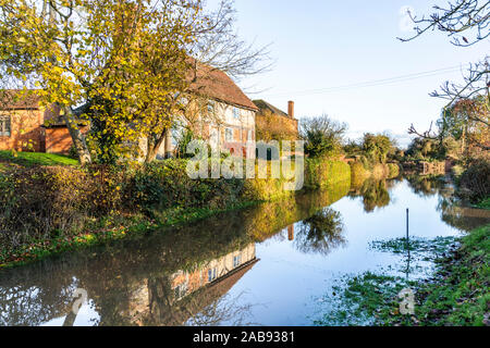 L'eau de l'inondation de la rivière Severn dans la voie de clôture les tabliers Severn Vale village de Hasfield, Gloucestershire UK le 18/11/2019 Banque D'Images