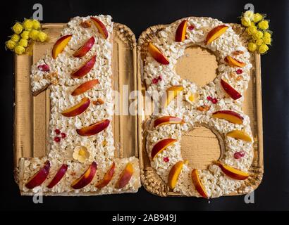 Joyeux Anniversaire Carte De Souhaits Avec Tart Bougie Et De Ballons Photo Stock Alamy