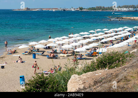 En regardant vers le port de Paphos, Chypre Banque D'Images