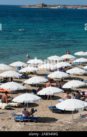 En regardant vers le port de Paphos, Chypre Banque D'Images