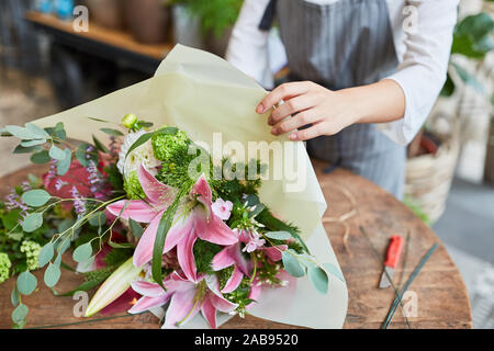 Emballage fleuriste bouquet de fleurs en papier pour l'expédition Banque D'Images